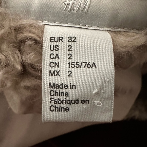 H&M Luxury Faux Fur Coat Size 2 Please READ DESCRIPTION FOR MEASUREMENTS - Picture 7 of 7